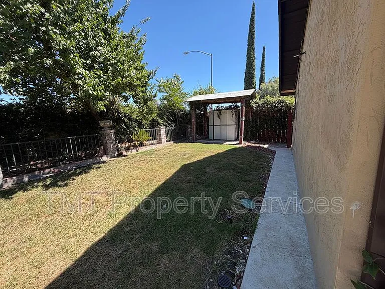 930 Graywood Cir — Photo 32