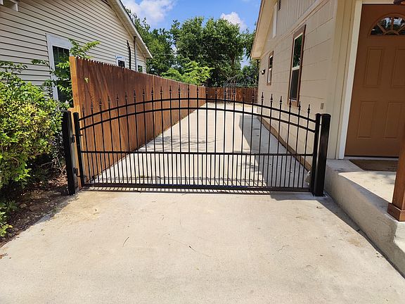 2nd image of 2717 Townsend Dr