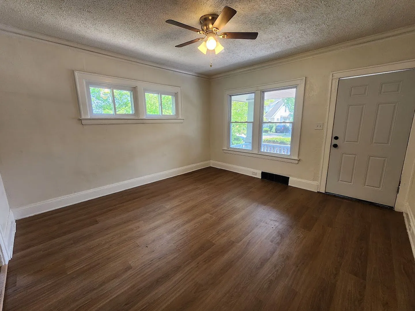 Remodeled 3 bed 1.5 Bath home — Photo 3