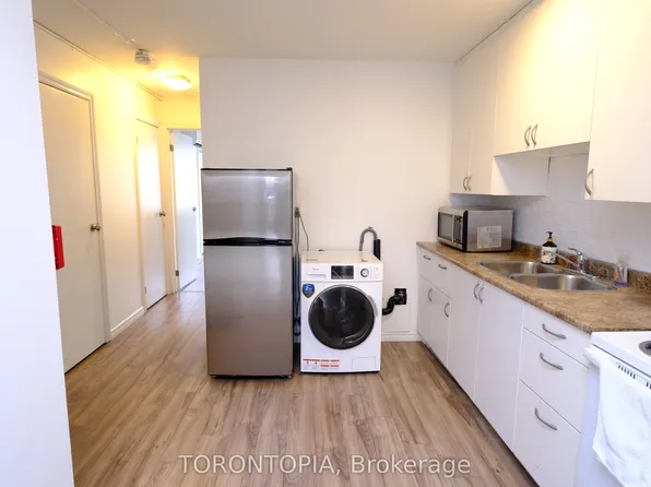 821A Bloor St W Floor 3, Toronto, ON M6G 1M1