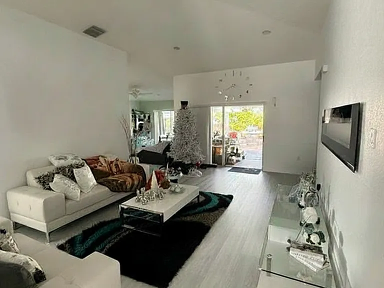 9121 SW 208th Ter — Photo 3