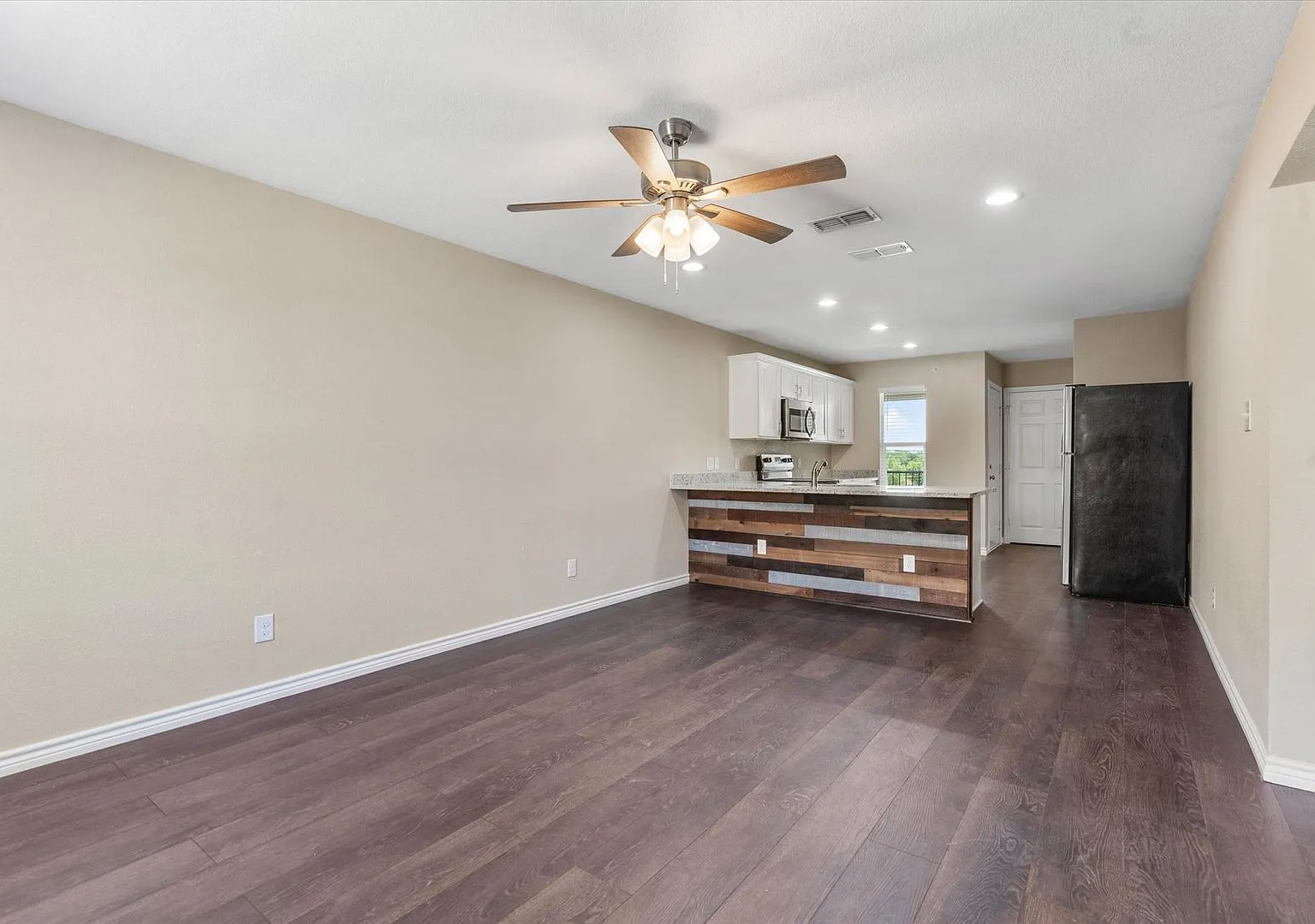1406 Courtney Place — Photo 2