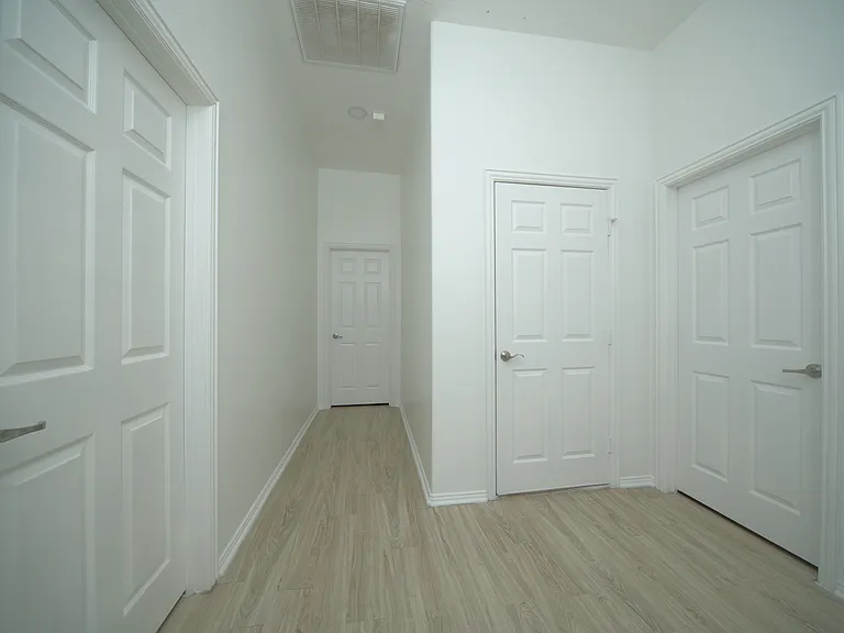 2708 Comanche Trl — Photo 8