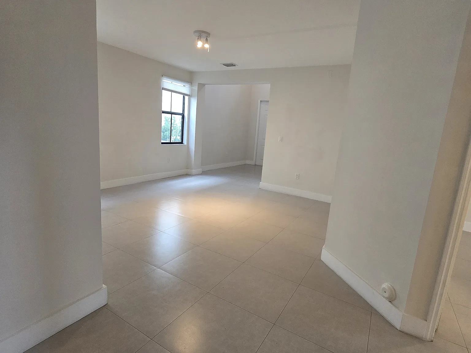 5 bed, 3205 sqft, $6,500 — Photo 3