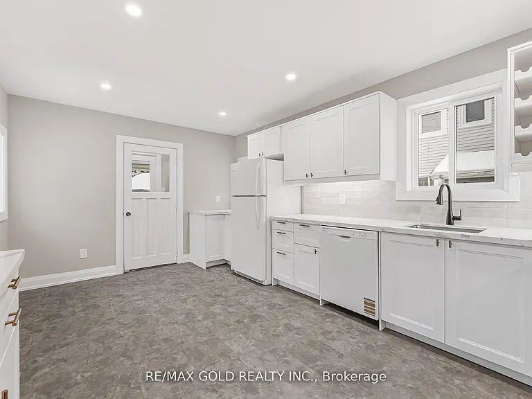 4445 Simcoe St — Photo 17