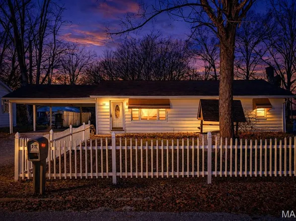 13 Sandridge Dr, New Athens, IL 62264