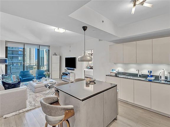 4th image of 1010 Brickell Ave Unit 1909