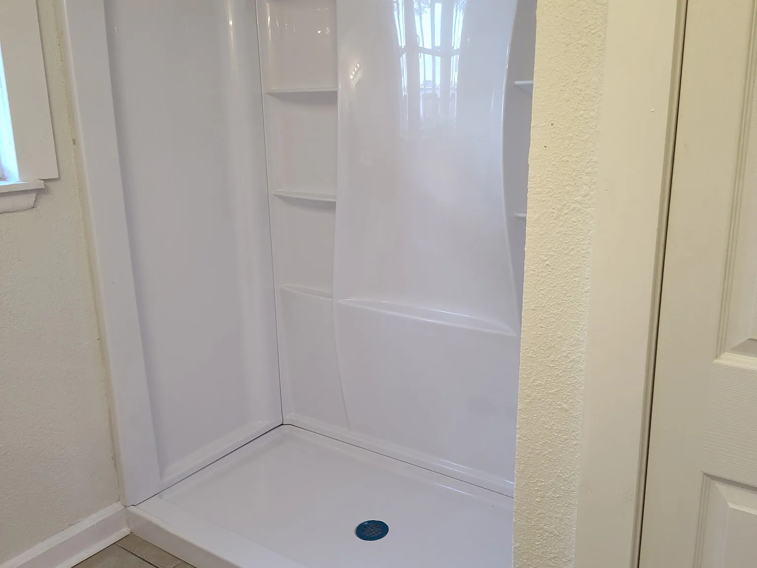 3 bed, 1000 sqft, $1,568 — Photo 2