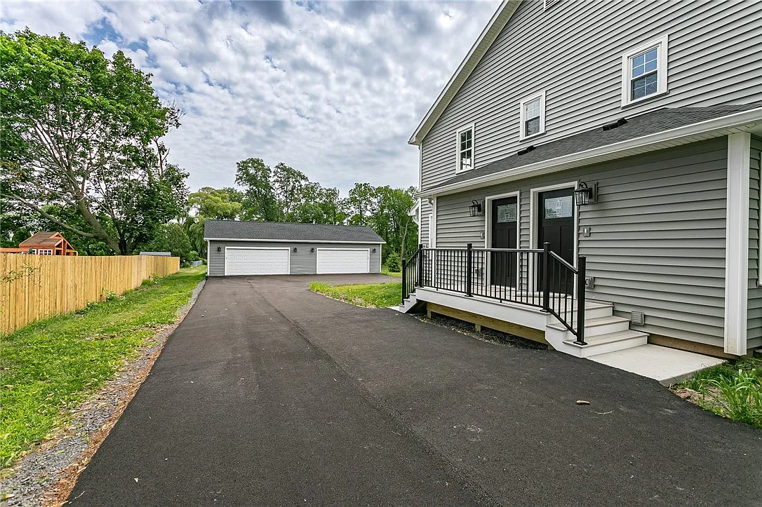 3 bed, 2.5 bath, 3072 sqft, $2,500 — Photo 3