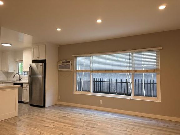 4th image of 7555 De Longpre Ave #10