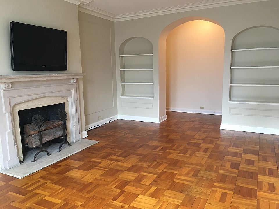 EXTRA LARGE Living Room 22x13 - with Decorative Imported Sto
