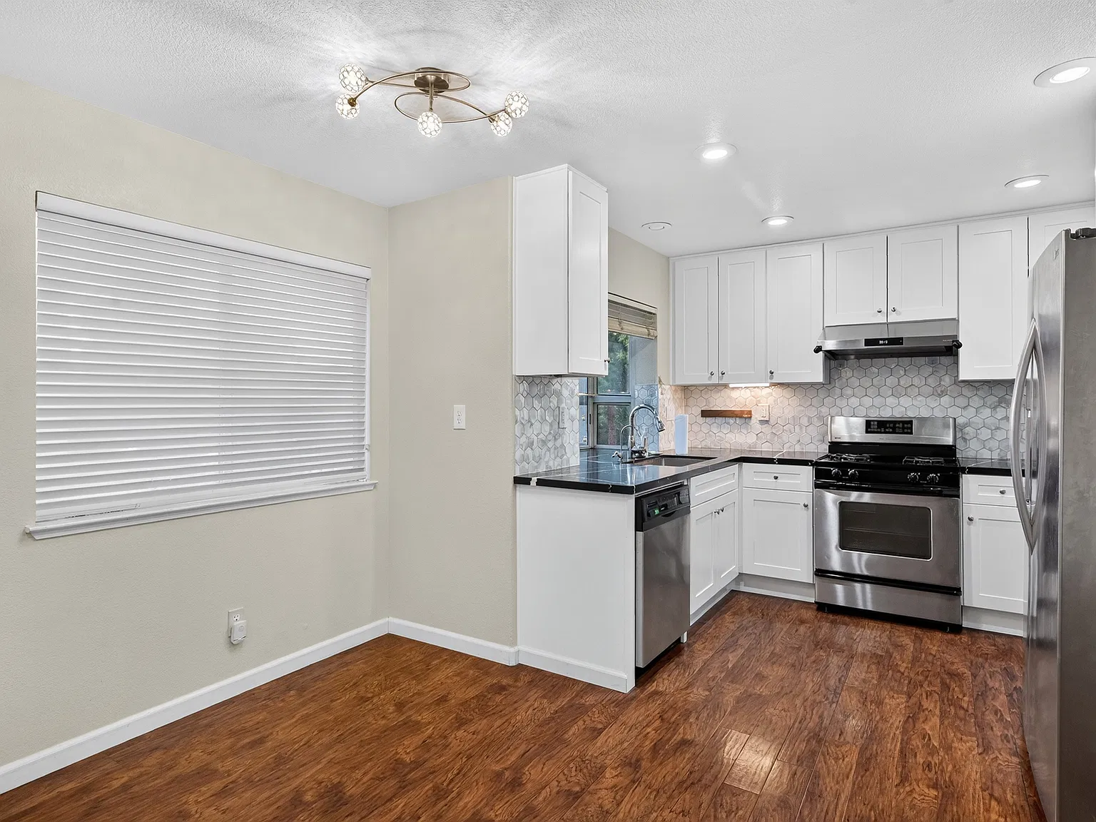 4 bed, 1933 sqft, $4,800 — Photo 4