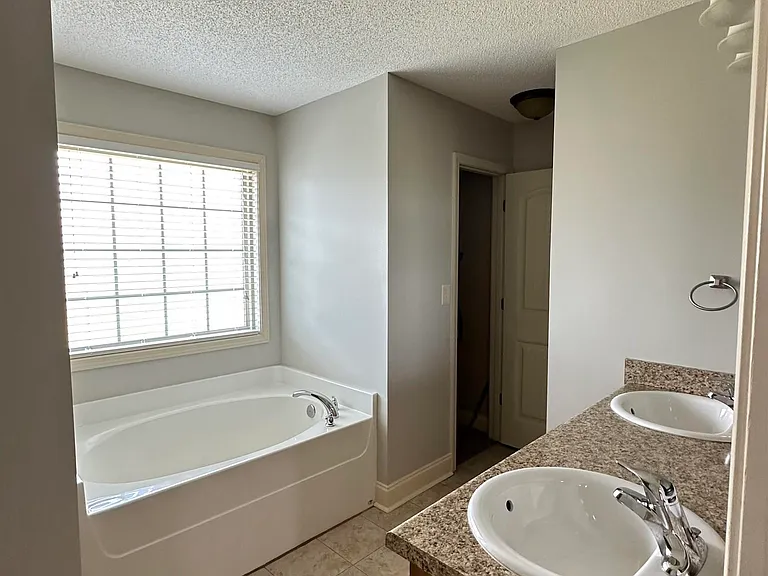523 Grand Ave — Photo 14