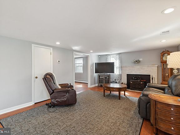 4th image of 7 Corns Dr