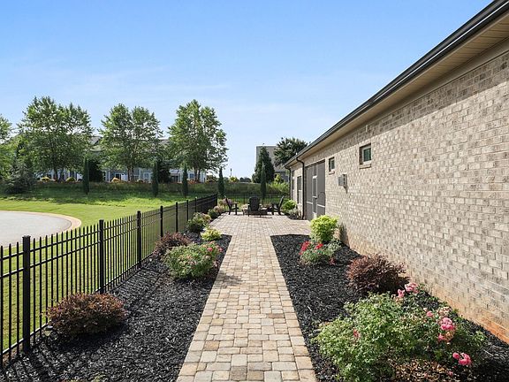 5th image of 828 Vita Dr