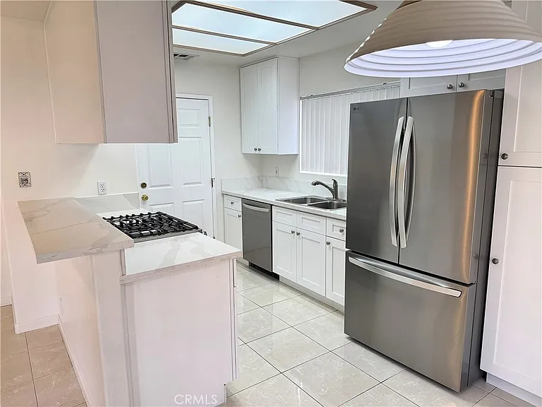 18319 Hart St #3 — Photo 7
