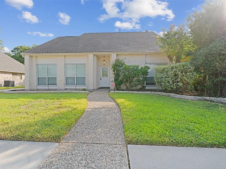 15414 Willow River Dr — Photo 1
