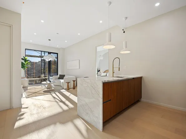 31-16 21st St Unit 5F, Astoria, NY 11106