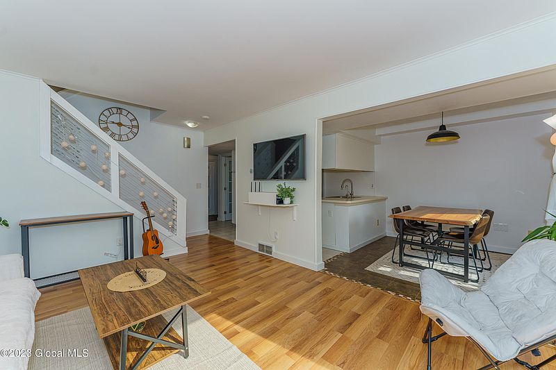 4th image of 21D Louis Avenue