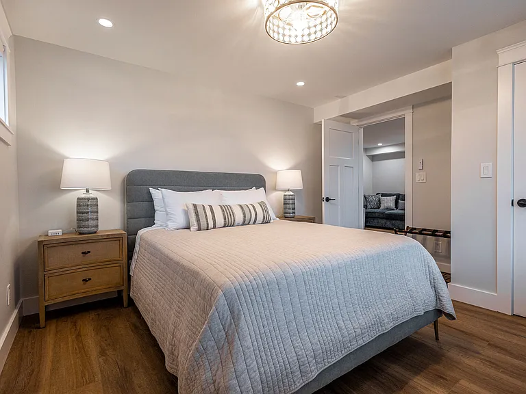 Queen Bedroom 1 - 1st Floor