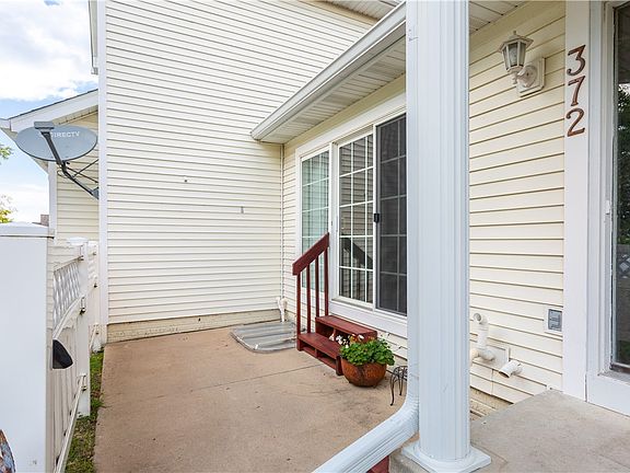 3rd image of 372 SE Meadowlark Ct