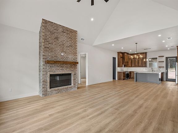 3rd image of 127 Canyon Ridge Dr