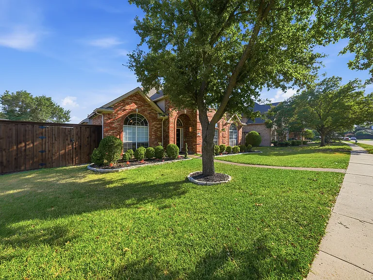 2416 McCarran Dr — Photo 17