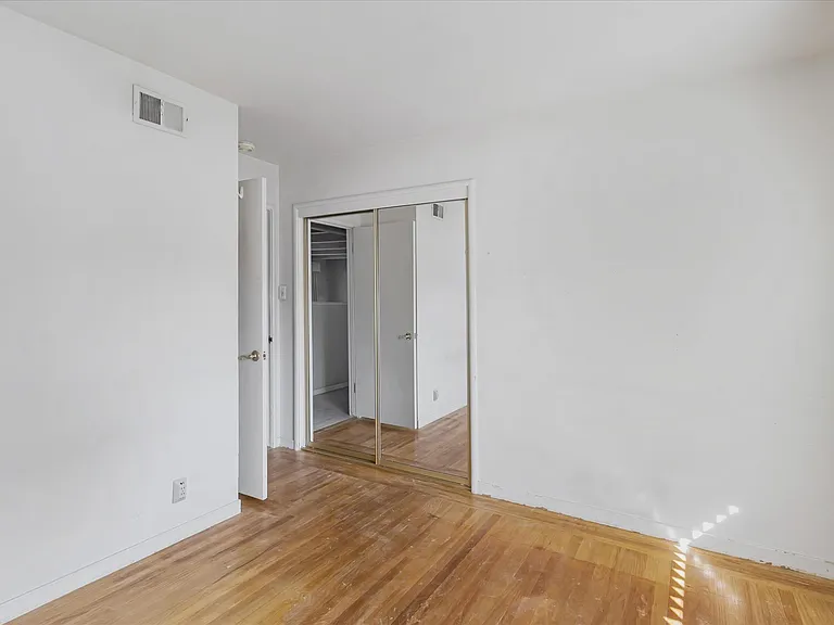 Distel Dr — Photo 20