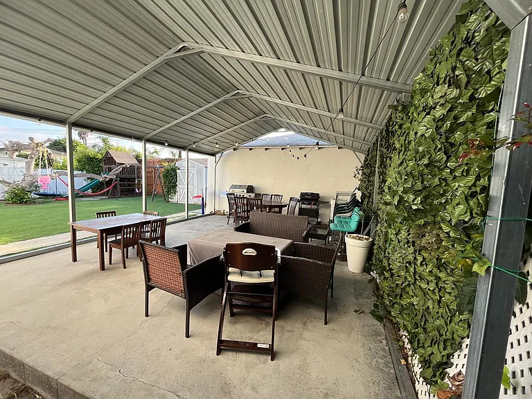 1415 Stearns Dr — Photo 43