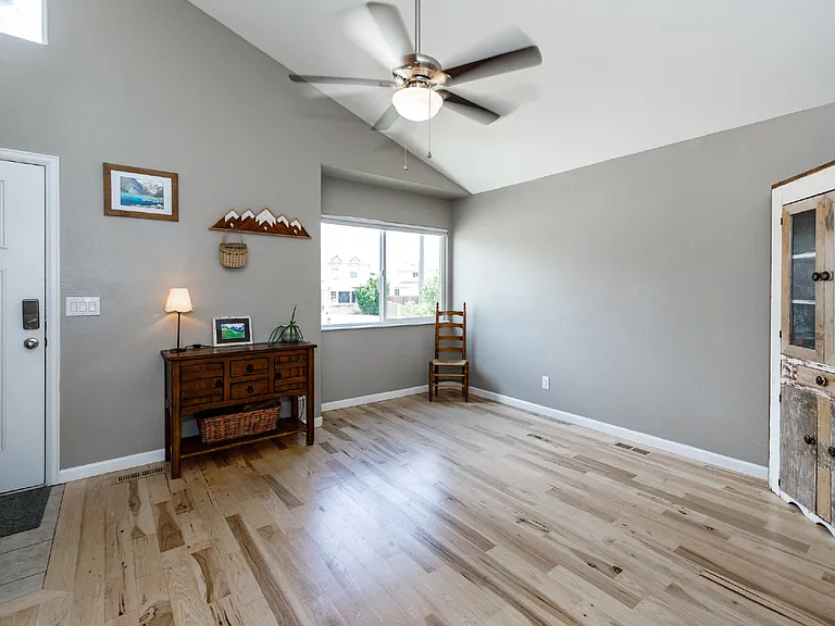 230 Hooper Ct — Photo 4