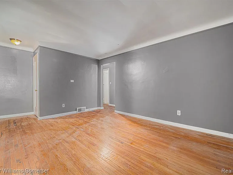 6306 Farmbrook St — Photo 4