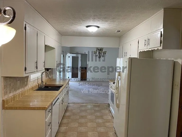 100 Sandown Dr — Photo 6