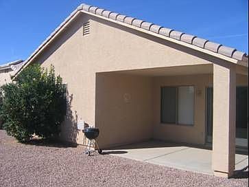 Backyard with easy landscape