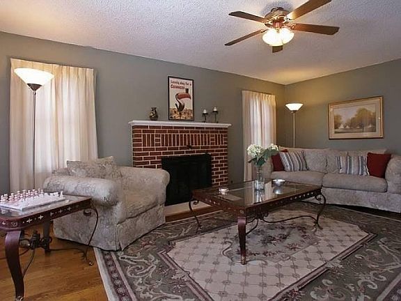 Living Room w/ Gas Firepl