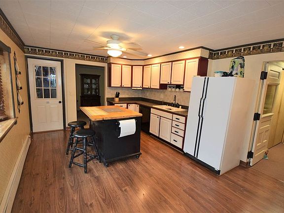 3rd image of 920 Cozy Ln