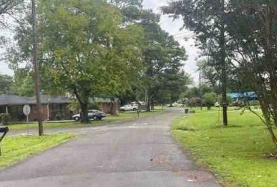 Exterior Neighborhood (street photo)