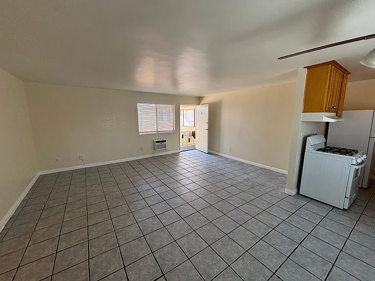 11751 Hart St — Photo 3