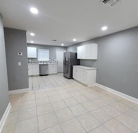2nd image of 1634 W 9th St APT 4