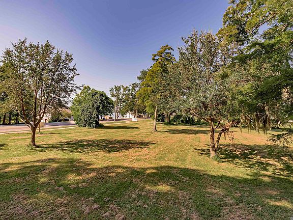 5th image of 1304 False River Dr