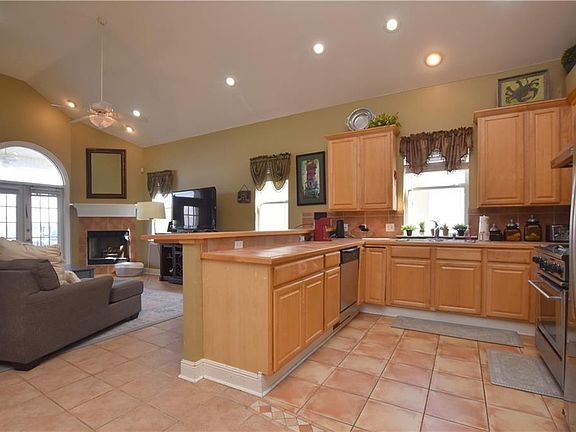 3rd image of 1413 Royal Palm Dr APT E