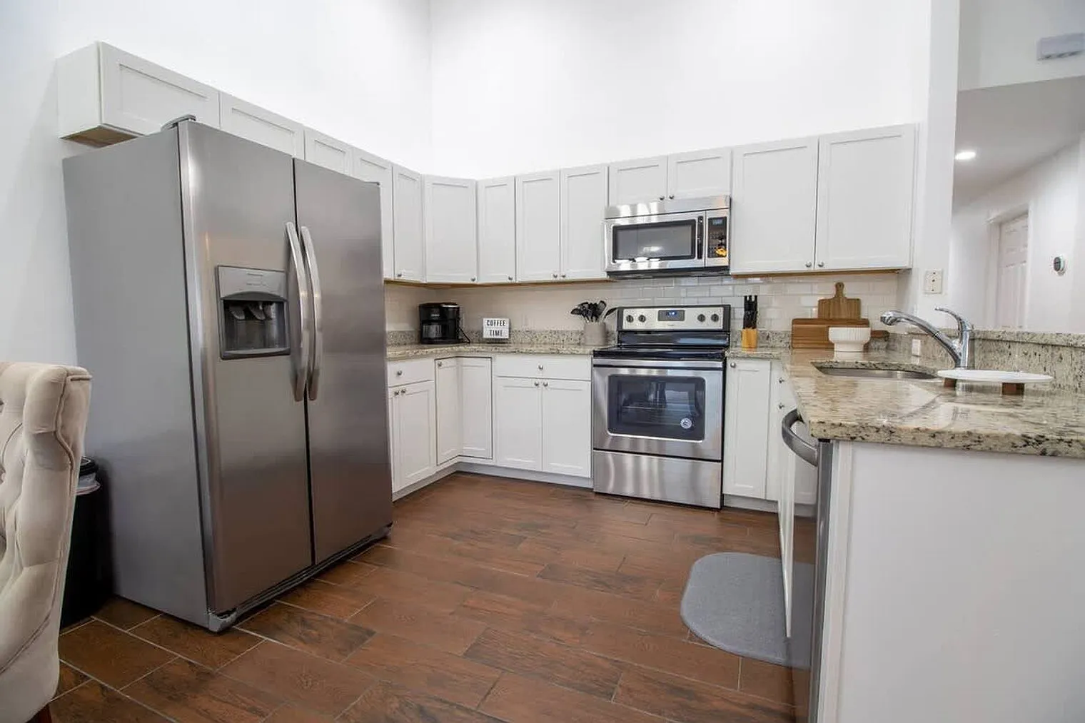 3 bed, 2.0 bath, 1205 sqft, $2,885 — Photo 2