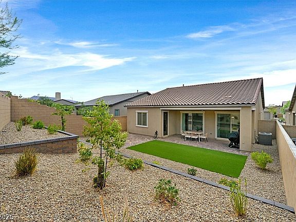 2nd image of 552 Comodo St