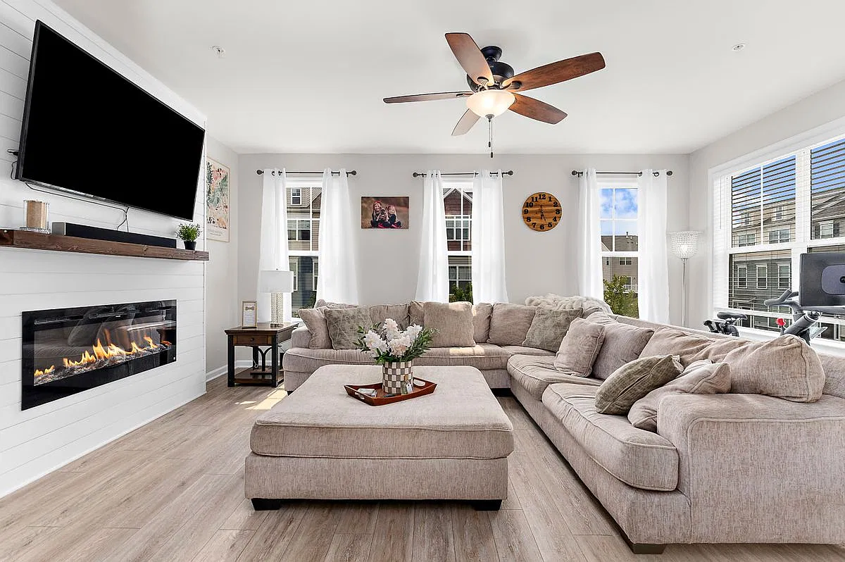 4 bed, 2.5 bath, 1880 sqft, $2,800 — Photo 2