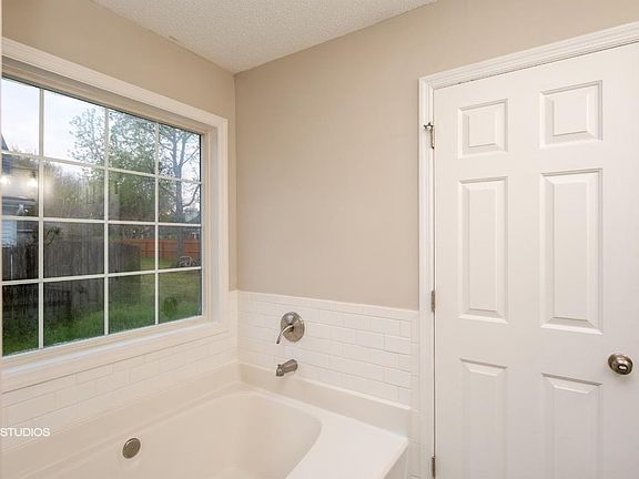 5th image of 1596 Glen Erin Dr