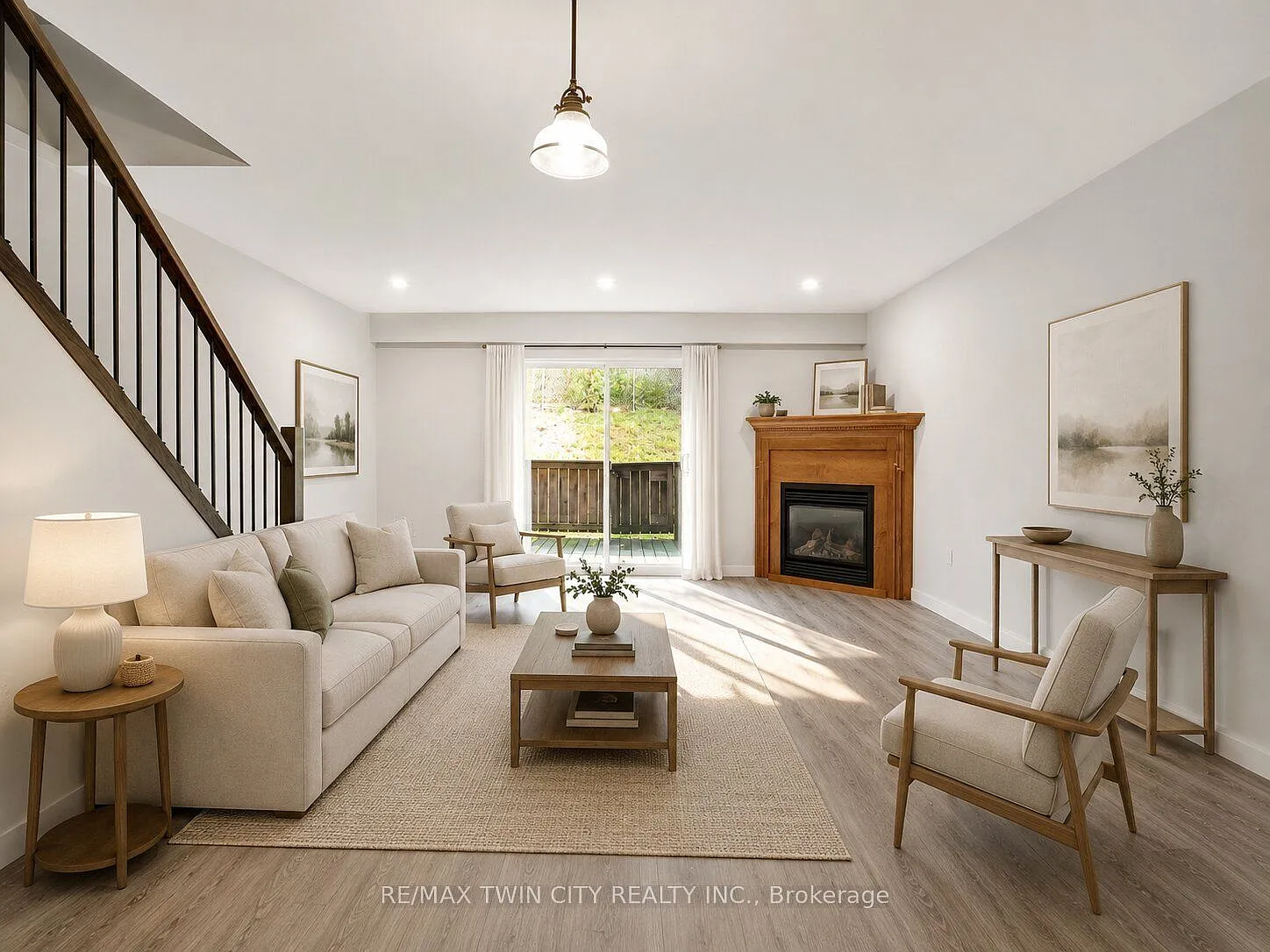 4 bed, $2,500 — Photo 1
