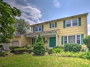 37 Sand Hills Rd, Kendall Park, NJ 08824