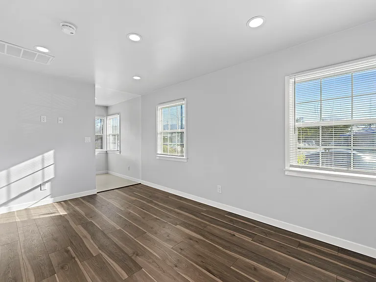 1693 N Hollywood Way — Photo 2