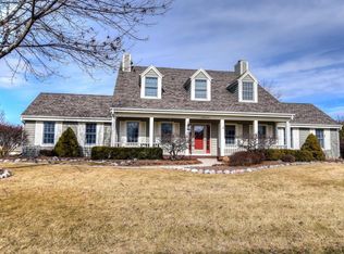 N74W15970 Stonewood Dr, Menomonee Falls, WI 53051