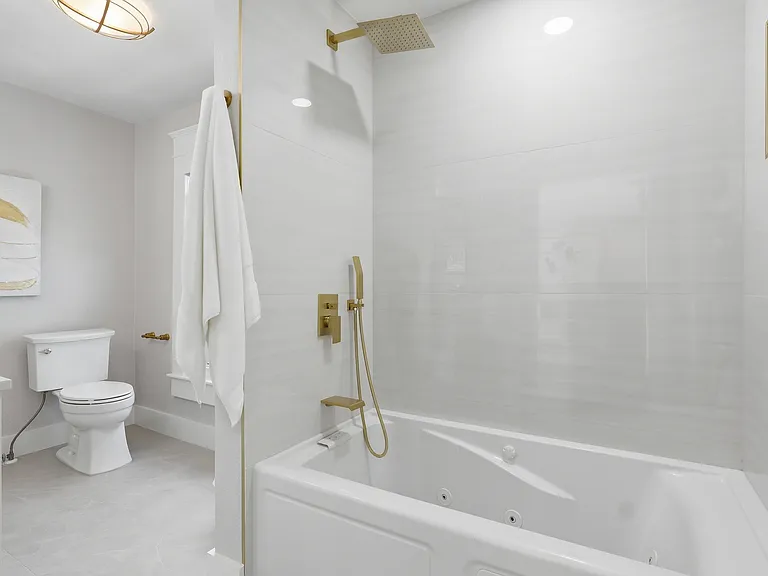 1611 Hyde Park St — Photo 6