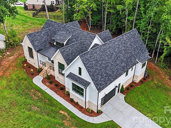 3rd image of 4808 Rockwood Dr
